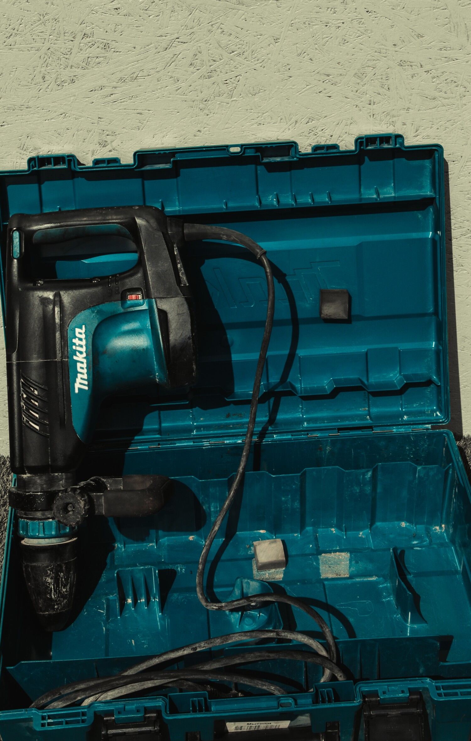 Отбойный молоток Makita HM1203 в аренду и напрокат  - фото 3